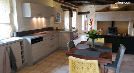 En plein coeur du Périgord Noir, entre Sarlat et Montignac-Lascaux, propriété entièrement restaurée avec grande maison d'habitation et grand gîte avec 4  chambres. Belle rénovation. Piscine. Terrain d'environ 1500 m².