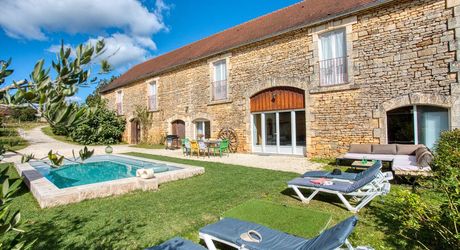 En plein coeur du Périgord Noir, entre Sarlat et Montignac-Lascaux, propriété entièrement restaurée avec grande maison d'habitation et grand gîte avec 4  chambres. Belle rénovation. Piscine. Terrain d'environ 1500 m².