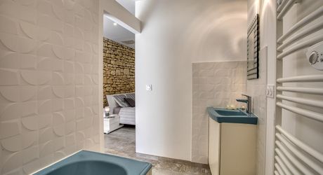 En plein coeur du Périgord Noir, entre Sarlat et Montignac-Lascaux, propriété entièrement restaurée avec grande maison d'habitation et grand gîte avec 4  chambres. Belle rénovation. Piscine. Terrain d'environ 1500 m².