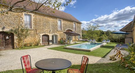 En plein coeur du Périgord Noir, entre Sarlat et Montignac-Lascaux, propriété entièrement restaurée avec grande maison d'habitation et grand gîte avec 4  chambres. Belle rénovation. Piscine. Terrain d'environ 1500 m².