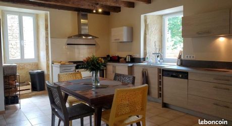 En plein coeur du Périgord Noir, entre Sarlat et Montignac-Lascaux, propriété entièrement restaurée avec grande maison d'habitation et grand gîte avec 4  chambres. Belle rénovation. Piscine. Terrain d'environ 1500 m².