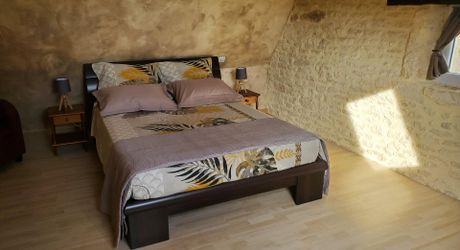 En plein coeur du Périgord Noir, entre Sarlat et Montignac-Lascaux, propriété entièrement restaurée avec grande maison d'habitation et grand gîte avec 4  chambres. Belle rénovation. Piscine. Terrain d'environ 1500 m².