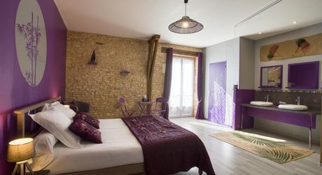 En plein coeur du Périgord Noir, entre Sarlat et Montignac-Lascaux, propriété entièrement restaurée avec grande maison d'habitation et grand gîte avec 4  chambres. Belle rénovation. Piscine. Terrain d'environ 1500 m².