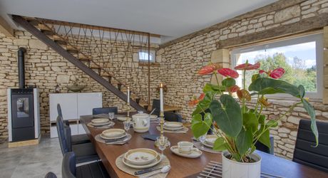 En plein coeur du Périgord Noir, entre Sarlat et Montignac-Lascaux, propriété entièrement restaurée avec grande maison d'habitation et grand gîte avec 4  chambres. Belle rénovation. Piscine. Terrain d'environ 1500 m².