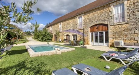 En plein coeur du Périgord Noir, entre Sarlat et Montignac-Lascaux, propriété entièrement restaurée avec grande maison d'habitation et grand gîte avec 4  chambres. Belle rénovation. Piscine. Terrain d'environ 1500 m².