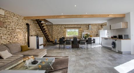 En plein coeur du Périgord Noir, entre Sarlat et Montignac-Lascaux, propriété entièrement restaurée avec grande maison d'habitation et grand gîte avec 4  chambres. Belle rénovation. Piscine. Terrain d'environ 1500 m².