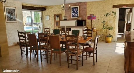 En plein coeur du Périgord Noir, entre Sarlat et Montignac-Lascaux, propriété entièrement restaurée avec grande maison d'habitation et grand gîte avec 4  chambres. Belle rénovation. Piscine. Terrain d'environ 1500 m².