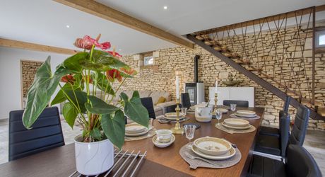 En plein coeur du Périgord Noir, entre Sarlat et Montignac-Lascaux, propriété entièrement restaurée avec grande maison d'habitation et grand gîte avec 4  chambres. Belle rénovation. Piscine. Terrain d'environ 1500 m².