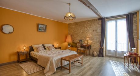 En plein coeur du Périgord Noir, entre Sarlat et Montignac-Lascaux, propriété entièrement restaurée avec grande maison d'habitation et grand gîte avec 4  chambres. Belle rénovation. Piscine. Terrain d'environ 1500 m².