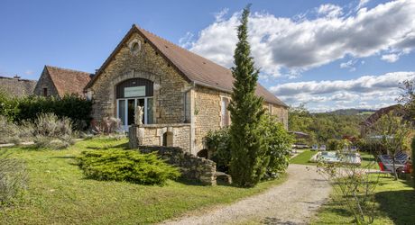 En plein coeur du Périgord Noir, entre Sarlat et Montignac-Lascaux, propriété entièrement restaurée avec grande maison d'habitation et grand gîte avec 4  chambres. Belle rénovation. Piscine. Terrain d'environ 1500 m².