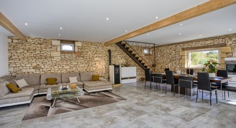 En plein coeur du Périgord Noir, entre Sarlat et Montignac-Lascaux, propriété entièrement restaurée avec grande maison d'habitation et grand gîte avec 4  chambres. Belle rénovation. Piscine. Terrain d'environ 1500 m².
