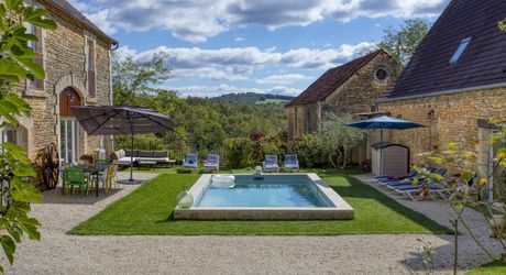 En plein coeur du Périgord Noir, entre Sarlat et Montignac-Lascaux, propriété entièrement restaurée avec grande maison d'habitation et grand gîte avec 4  chambres. Belle rénovation. Piscine. Terrain d'environ 1500 m².
