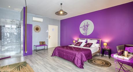 En plein coeur du Périgord Noir, entre Sarlat et Montignac-Lascaux, propriété entièrement restaurée avec grande maison d'habitation et grand gîte avec 4  chambres. Belle rénovation. Piscine. Terrain d'environ 1500 m².