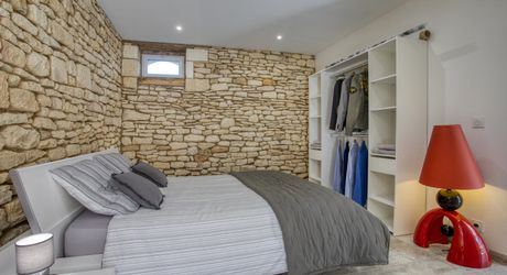 En plein coeur du Périgord Noir, entre Sarlat et Montignac-Lascaux, propriété entièrement restaurée avec grande maison d'habitation et grand gîte avec 4  chambres. Belle rénovation. Piscine. Terrain d'environ 1500 m².
