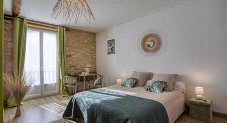 En plein coeur du Périgord Noir, entre Sarlat et Montignac-Lascaux, propriété entièrement restaurée avec grande maison d'habitation et grand gîte avec 4  chambres. Belle rénovation. Piscine. Terrain d'environ 1500 m².