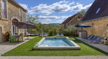 En plein coeur du Périgord Noir, entre Sarlat et Montignac-Lascaux, propriété entièrement restaurée avec grande maison d'habitation et grand gîte avec 4  chambres. Belle rénovation. Piscine. Terrain d'environ 1500 m².