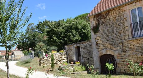 En plein coeur du Périgord Noir, entre Sarlat et Montignac-Lascaux, propriété entièrement restaurée avec grande maison d'habitation et grand gîte avec 4  chambres. Belle rénovation. Piscine. Terrain d'environ 1500 m².