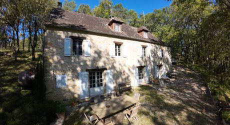 En Périgord Noir, sur les hauteurs à 10 mn de Montignac, maison en pierre sur 4 hectares dans un environnement boisé, calme et sans voisin proche.