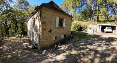 En Périgord Noir, sur les hauteurs à 10 mn de Montignac, maison en pierre sur 4 hectares dans un environnement boisé, calme et sans voisin proche.
