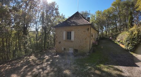 En Périgord Noir, sur les hauteurs à 10 mn de Montignac, maison en pierre sur 4 hectares dans un environnement boisé, calme et sans voisin proche.