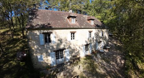 En Périgord Noir, sur les hauteurs à 10 mn de Montignac, maison en pierre sur 4 hectares dans un environnement boisé, calme et sans voisin proche.