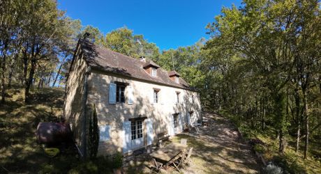 En Périgord Noir, sur les hauteurs à 10 mn de Montignac, maison en pierre sur 4 hectares dans un environnement boisé, calme et sans voisin proche.