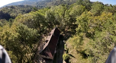 En Périgord Noir, sur les hauteurs à 10 mn de Montignac, maison en pierre sur 4 hectares dans un environnement boisé, calme et sans voisin proche.