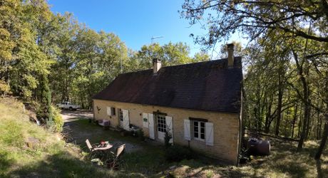 En Périgord Noir, sur les hauteurs à 10 mn de Montignac, maison en pierre sur 4 hectares dans un environnement boisé, calme et sans voisin proche.