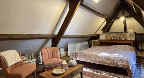 En Périgord Noir, sur les hauteurs à 10 mn de Montignac, maison en pierre sur 4 hectares dans un environnement boisé, calme et sans voisin proche.