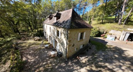 En Périgord Noir, sur les hauteurs à 10 mn de Montignac, maison en pierre sur 4 hectares dans un environnement boisé, calme et sans voisin proche.