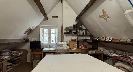 En Périgord Noir, sur les hauteurs à 10 mn de Montignac, maison en pierre sur 4 hectares dans un environnement boisé, calme et sans voisin proche.