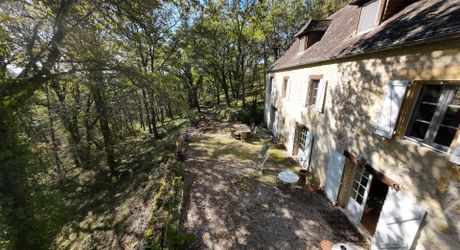 En Périgord Noir, sur les hauteurs à 10 mn de Montignac, maison en pierre sur 4 hectares dans un environnement boisé, calme et sans voisin proche.