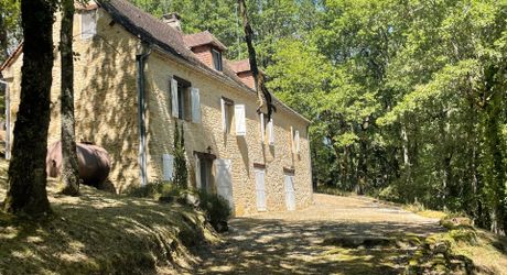 In Périgord Noir, on the heights at 10 mn from Montignac, stone house on 4 hectares in a wooded environment, without close neighbours.