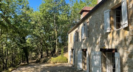 In Périgord Noir, on the heights at 10 mn from Montignac, stone house on 4 hectares in a wooded environment, without close neighbours.