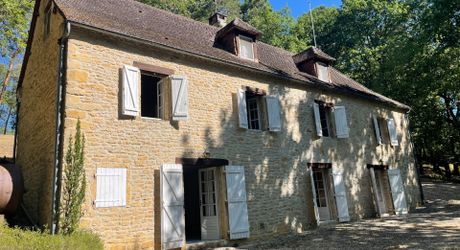In Périgord Noir, on the heights at 10 mn from Montignac, stone house on 4 hectares in a wooded environment, without close neighbours.