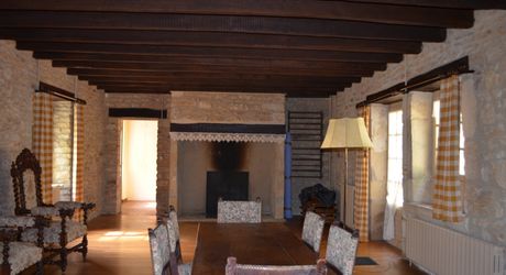 In Périgord Noir, on the heights at 10 mn from Montignac, stone house on 4 hectares in a wooded environment, without close neighbours.