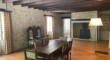 In Périgord Noir, on the heights at 10 mn from Montignac, stone house on 4 hectares in a wooded environment, without close neighbours.