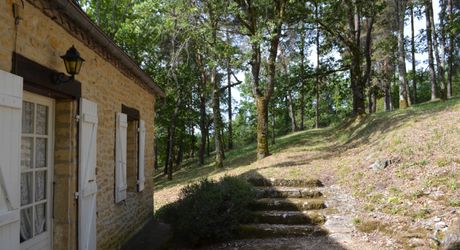 In Périgord Noir, on the heights at 10 mn from Montignac, stone house on 4 hectares in a wooded environment, without close neighbours.