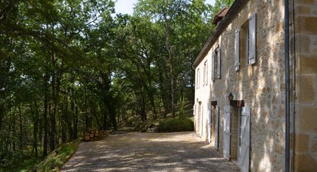 In Périgord Noir, on the heights at 10 mn from Montignac, stone house on 4 hectares in a wooded environment, without close neighbours.