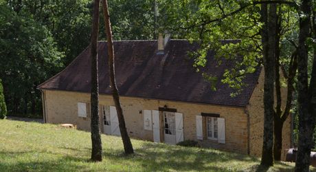 In Périgord Noir, on the heights at 10 mn from Montignac, stone house on 4 hectares in a wooded environment, without close neighbours.