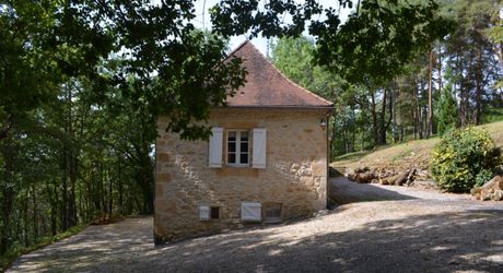 In Périgord Noir, on the heights at 10 mn from Montignac, stone house on 4 hectares in a wooded environment, without close neighbours.