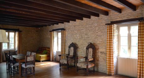 In Périgord Noir, on the heights at 10 mn from Montignac, stone house on 4 hectares in a wooded environment, without close neighbours.