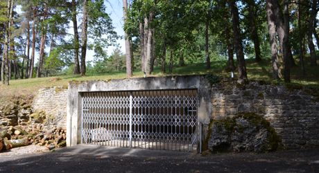 In Périgord Noir, on the heights at 10 mn from Montignac, stone house on 4 hectares in a wooded environment, without close neighbours.