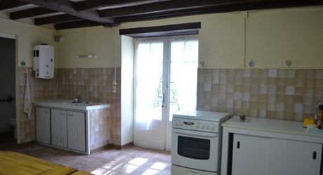 In Périgord Noir, on the heights at 10 mn from Montignac, stone house on 4 hectares in a wooded environment, without close neighbours.