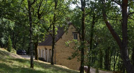 In Périgord Noir, on the heights at 10 mn from Montignac, stone house on 4 hectares in a wooded environment, without close neighbours.