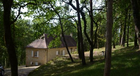 In Périgord Noir, on the heights at 10 mn from Montignac, stone house on 4 hectares in a wooded environment, without close neighbours.