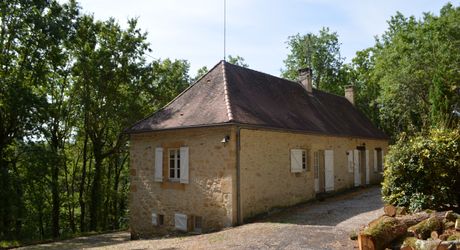 In Périgord Noir, on the heights at 10 mn from Montignac, stone house on 4 hectares in a wooded environment, without close neighbours.