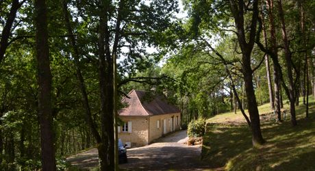 In Périgord Noir, on the heights at 10 mn from Montignac, stone house on 4 hectares in a wooded environment, without close neighbours.