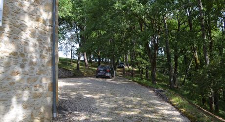 In Périgord Noir, on the heights at 10 mn from Montignac, stone house on 4 hectares in a wooded environment, without close neighbours.
