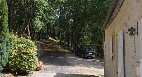 In Périgord Noir, on the heights at 10 mn from Montignac, stone house on 4 hectares in a wooded environment, without close neighbours.